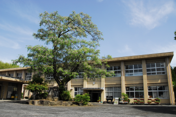 物部小学校の外観写真