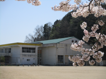 西八田小学校の外観写真