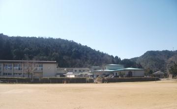 東八田小学校の外観写真