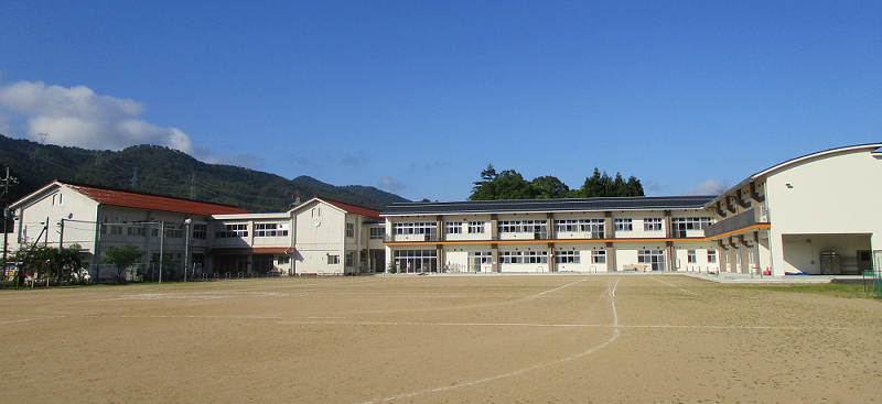東綾小学校の外観写真