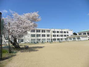 豊里中学校の外観写真