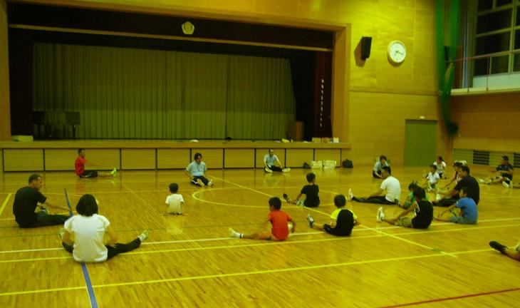 スポーツ教室開催時の体育館で体操をしている様子