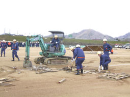 クレーン車を使った作業中(2)