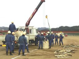 クレーン車を使った作業中(3)