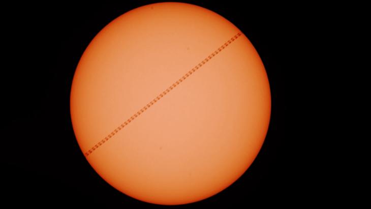 国際宇宙ステーションの太陽面通過（75ミリ屈折望遠鏡）