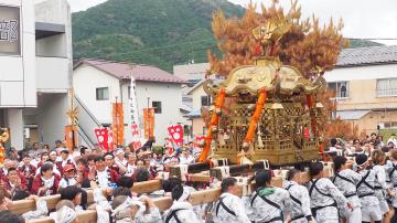 写真：綾部旧町区八社合同秋季大祭で神輿を担ぐ人と見守る人