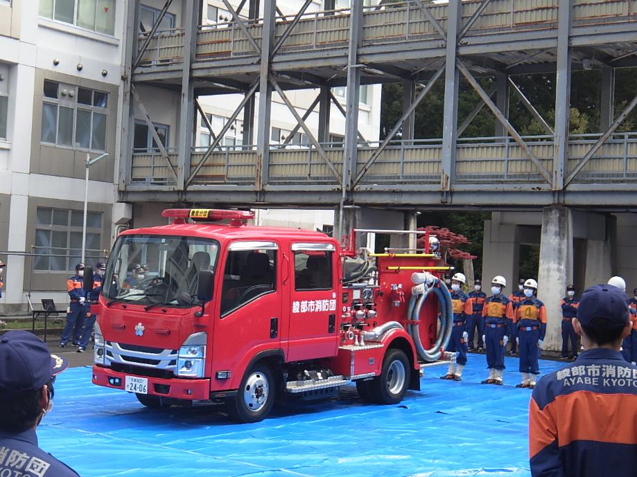 ポンプ車操法（乗車前の整列）の写真