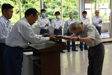 塩見消防長から救命協力者へ賞状の贈呈