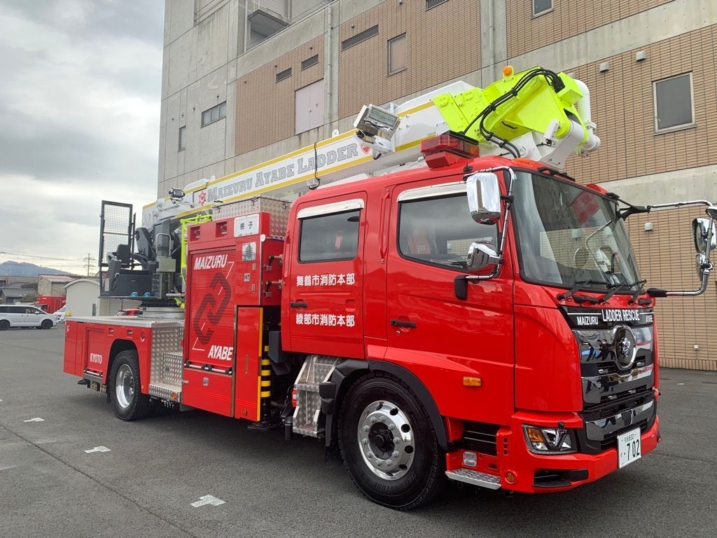 はしご付き消防ポンプ自動車斜め前