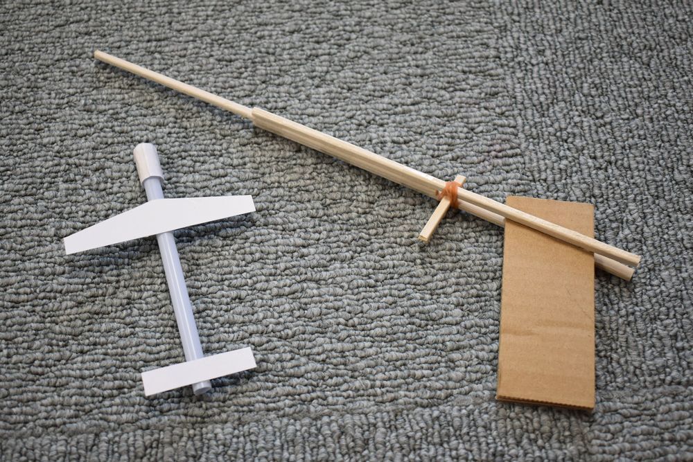 ストロー飛行機と発射装置の工作見本写真