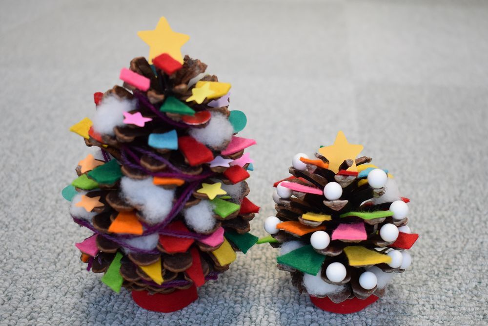 「松ぼっくりのクリスマスツリー」の工作見本写真