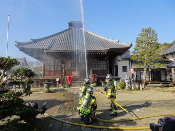 消防隊が消火をしているところ