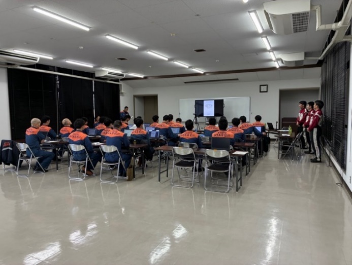 講堂で受講する様子を撮影したもの