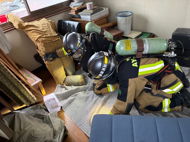 火災が発生していると想定する建物内へ屋内進入し、逃げ遅れた要救助者の検索を行う訓練を撮影した写真