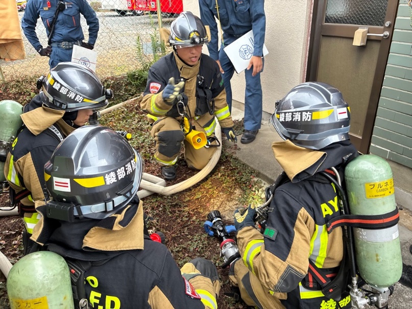 火災が発生している建物内に逃げ遅れた要救助者がいるという情報から隊員を進入させ、検索救助活動を指示する様子を撮影した写真